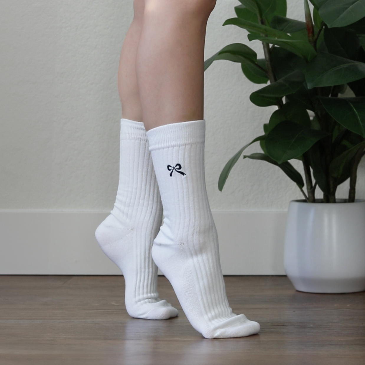 Embroidered Bow Ankle Socks